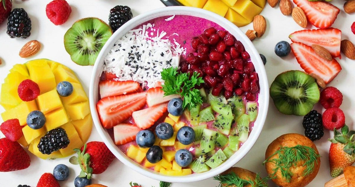 Smoothie Bowl Rezept mit Beeren und Kiwi Vegane grüne Smoothie Bowl mit Spinat und Avocado Gesunde Heidelbeer Smoothie Bowl mit Banane und Granola