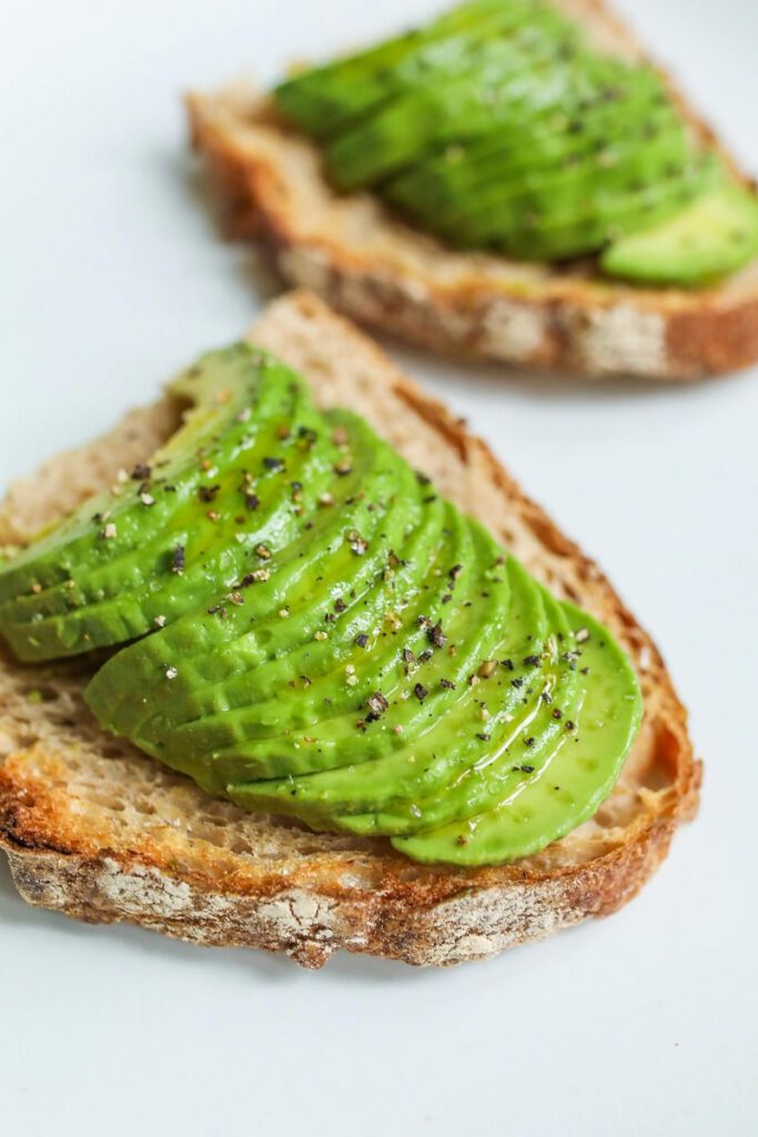 Sauerteigbrot mit Avocado