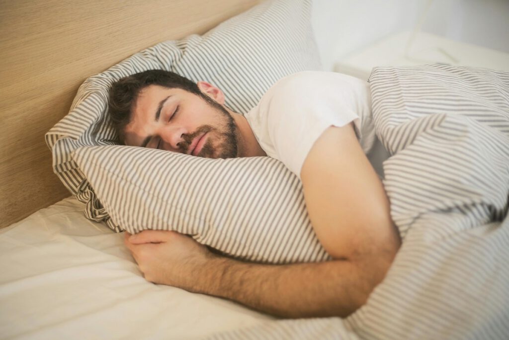 Mann schläft im Bett