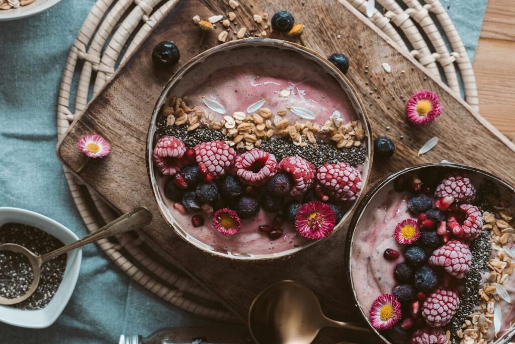 Schöne Smoothie Bowl mit Beeren