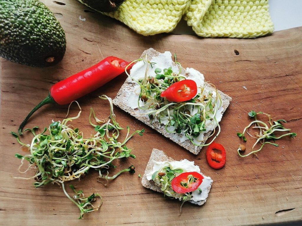 Sprossten auf Brot mit Chili