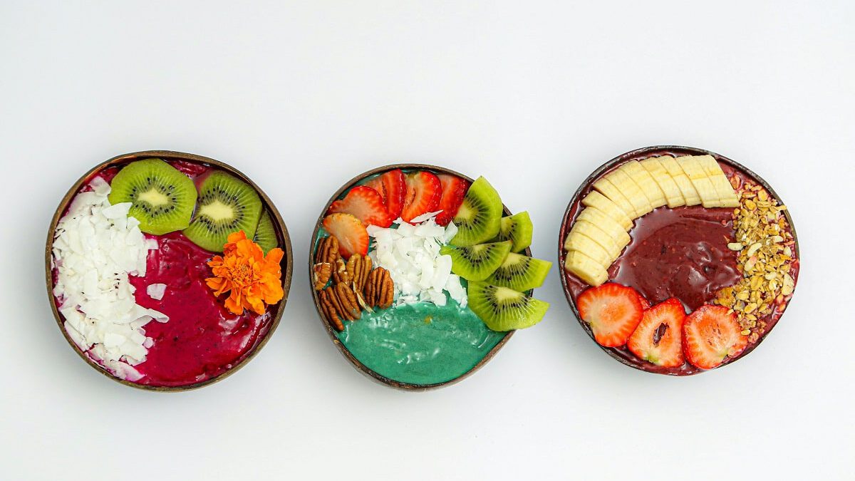 Smoothie Bowl Rezept mit Beeren und Kiwi
Vegane grüne Smoothie Bowl mit Spinat und Avocado
Gesunde Heidelbeer Smoothie Bowl mit Banane und Granola